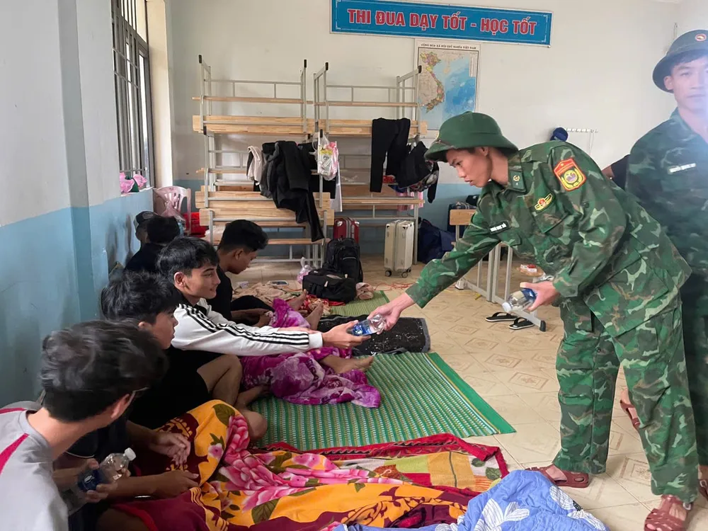 Bà con Làng Ho về nơi an toàn 1000026926.jpg
