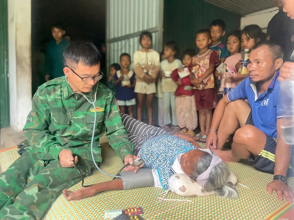 Đồn biên phòng Ra Mai sơ cấp cứu người già khi trú bão tại đồn 1000026964.jpg