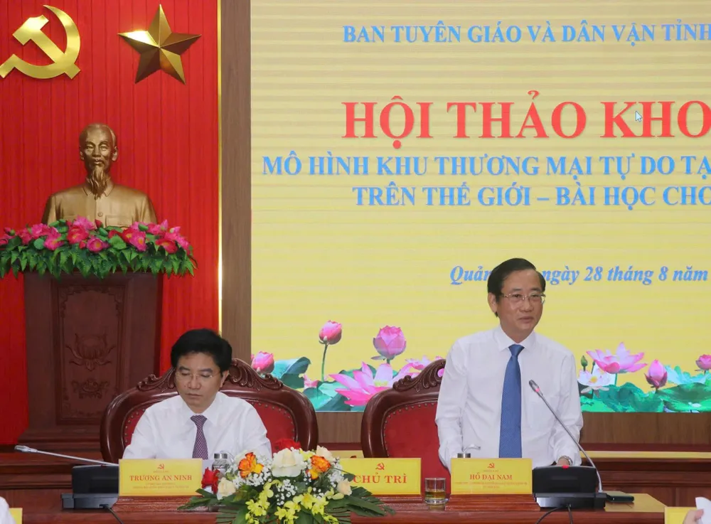 Ông Trương An Ninh, Trưởng Ban Tuyên giáo và Dân vận Tỉnh ủy; cùng ông Hồ Đại Nam, nguyên Trưởng Ban Tuyên giáo và Dân vận Tỉnh ủy, chủ nhiệm đề tài khoa học, đồng chủ trì hội thảo 1000026997.jpg