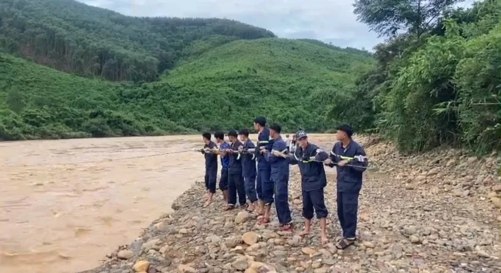 Giải cứu 5 người bị lũ vây 2 ngày 1000027077.jpg