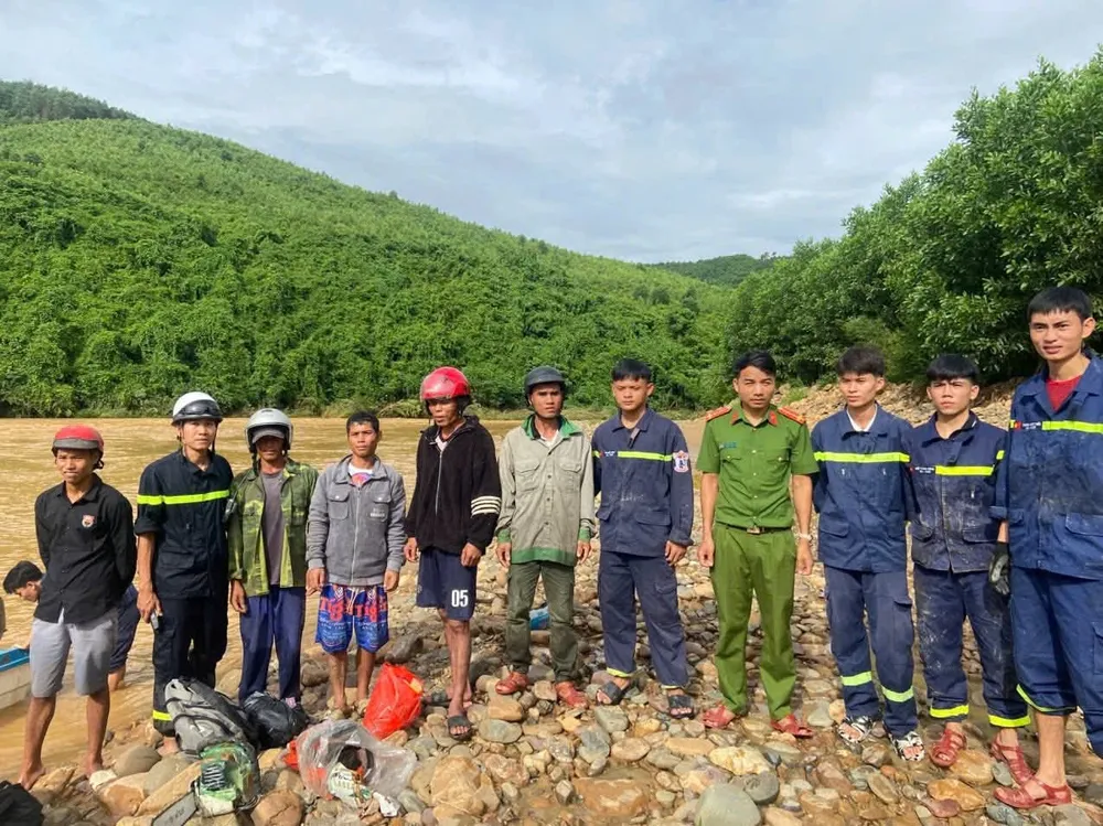 Các cán bộ chiến sĩ công an và người dân được giải cứu 1000027078.jpg