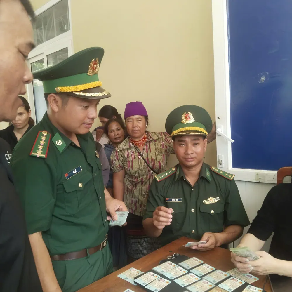 Bộ đội biên phòng và cán bộ xã Thanh hướng dẫn người dân lãnh quà Tết độc lập 1000027110.jpg