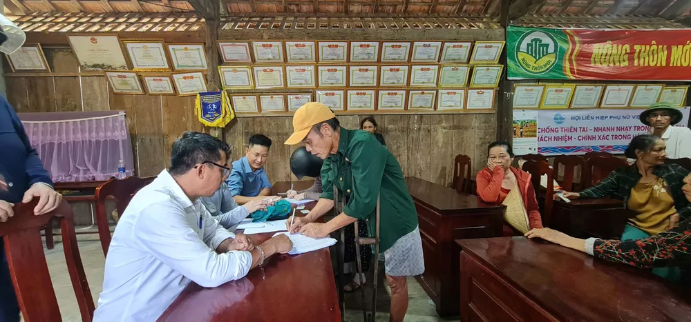 Người dân xã Trường Sơn nhận quà chiều 31-8 1000027112.jpg