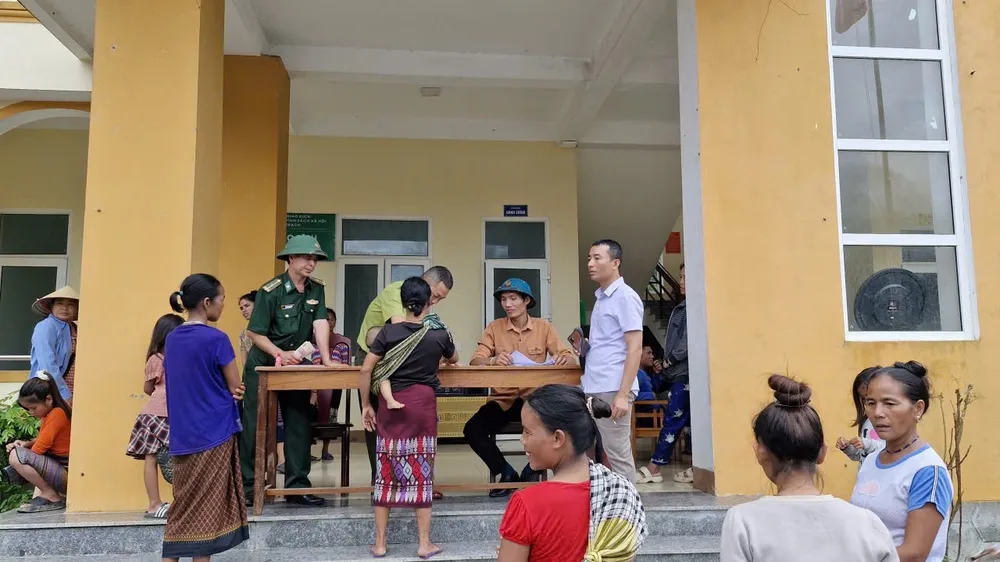 Đồn biên phòng Cồn Roàng phát tiền quà cho bà con dân bản ăn Tết độc lập 1000027113.jpg