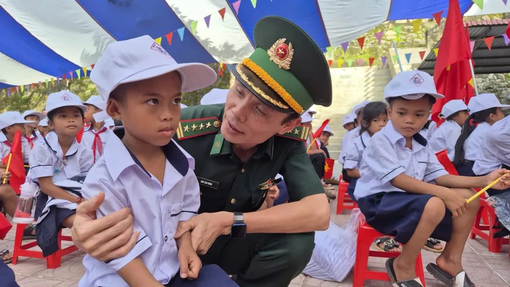 Đại tá Ngô Văn Dũng, Phó Chính ủy BĐBP tỉnh Quảng Trị thăm hỏi các em học sinh trường tiểu học A Vao 1000027229.jpg