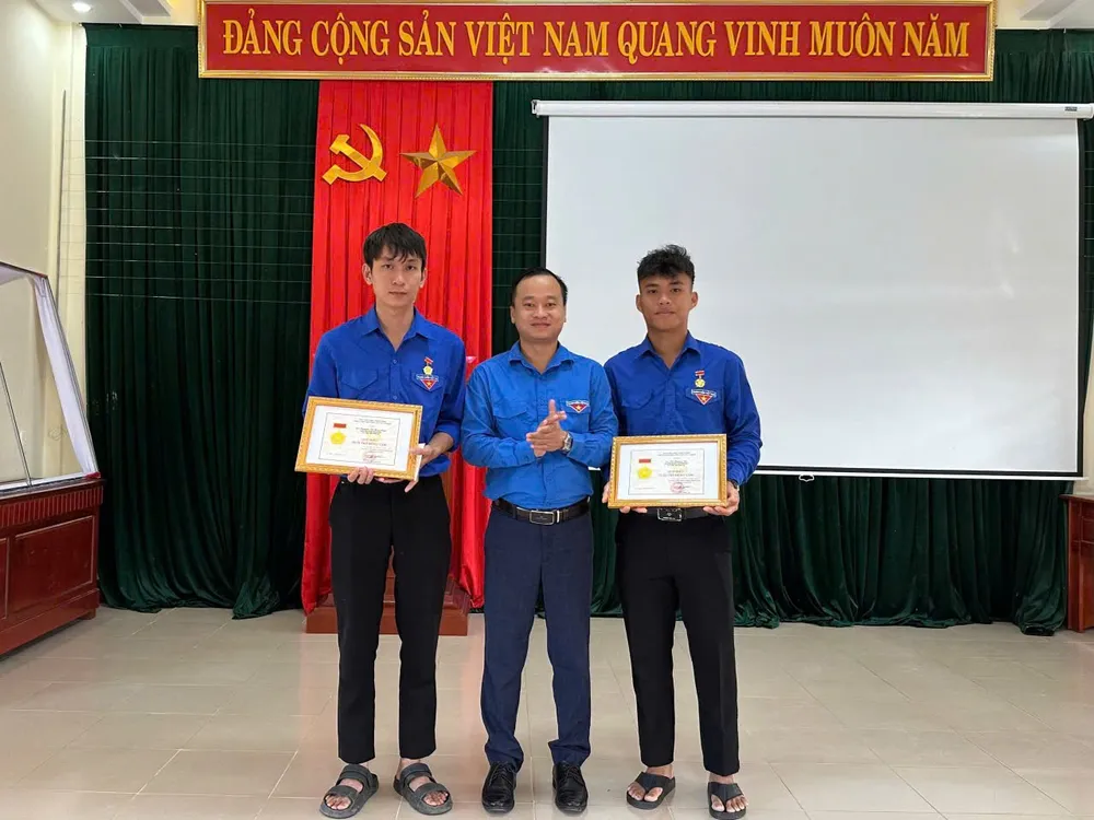 Trao huy hiệu Tuổi trẻ cho 2 thanh niên xã Lệ Thủy 1000060758.jpg