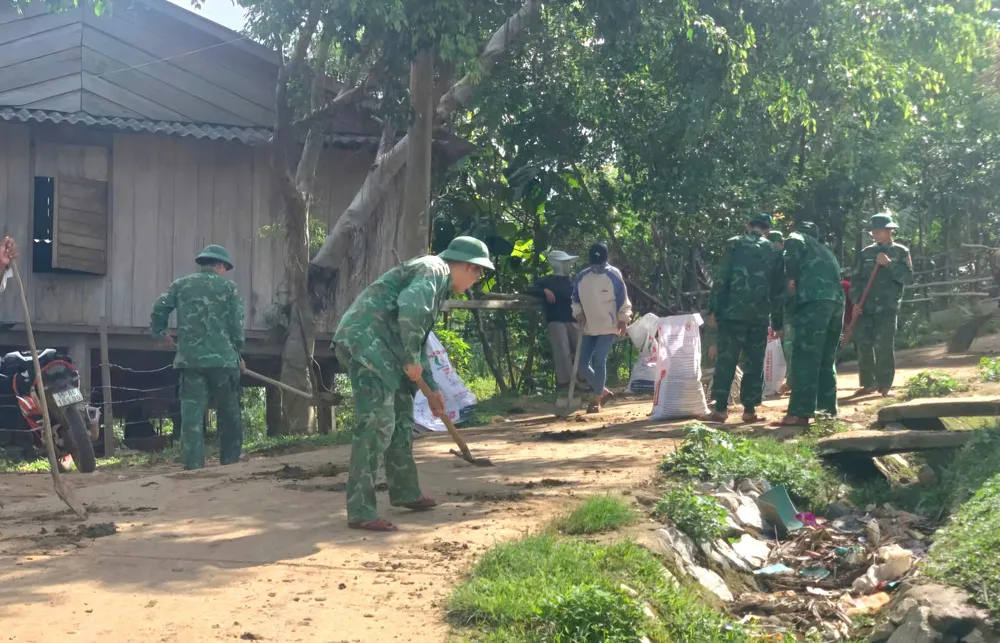 Chi đoàn Đồn Biên phòng Ra Mai phối hợp các ban, ngành, đoàn thể địa phương tổ chức quét dọn, phát quang đường làng, ngõ xóm, thu gom rác thải bảo vệ môi trường 1000027280.jpg