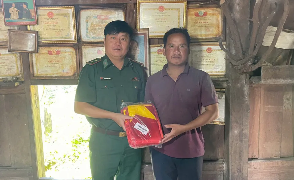 Chi đoàn Đồn Biên phòng Ba Nang trao tặng 50 lá cờ Tổ quốc cho thôn Sa Trầm và Ra Pong 1000027281.jpg