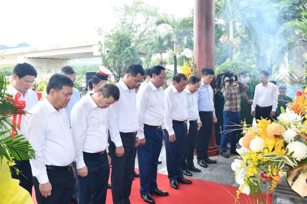 Các đại biểu mặc niệm tưởng nhớ các liệt sĩ 1000027405.jpg