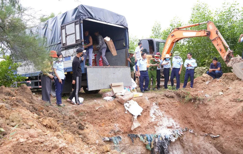 Chôn lấp, tiêu hủy hàng lậu 1000060949.jpg