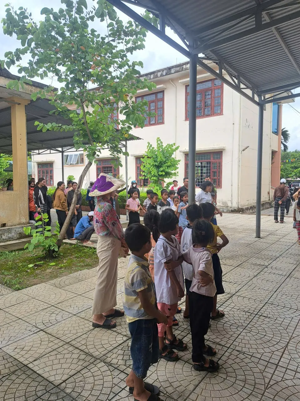 Phụ huynh lo lắng khi hay tin học sinh nhập viện 1000060977.jpg