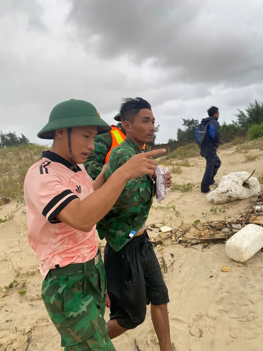 Một ngư dân bơi được vào bờ, còn 10 ngư dân chờ được cứu 1000027566.jpg
