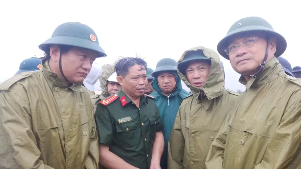 Bí thư Tỉnh ủy tỉnh Quảng Trị Lê Ngọc Quang (phải) có mặt chỉ đạo cứu hộ 1000027589.jpg