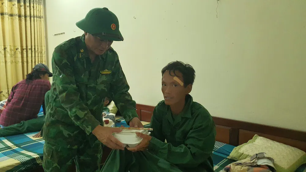 Bộ đội biên phòng lo suất ăn cho các ngư dân được cứu hộ 1000061027.jpg