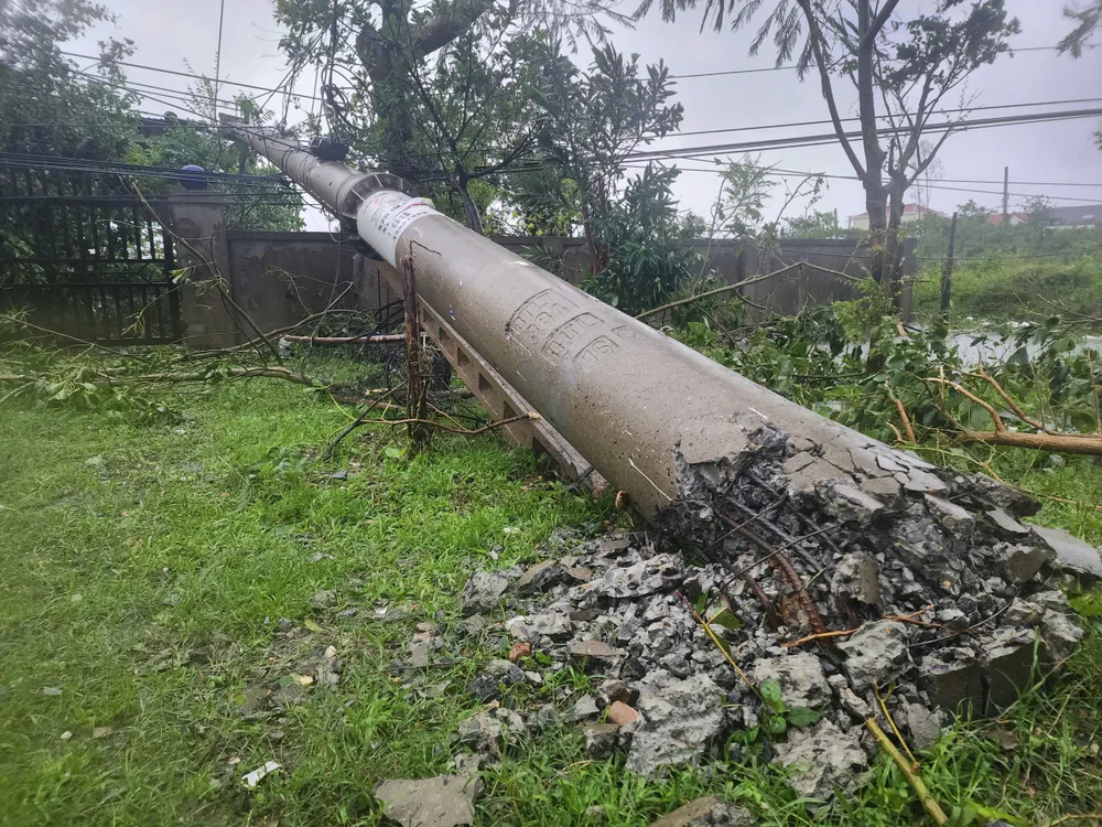 Hàng trăm cột điện gãy đổ ở bắc Quảng Trị 1000027667.jpg
