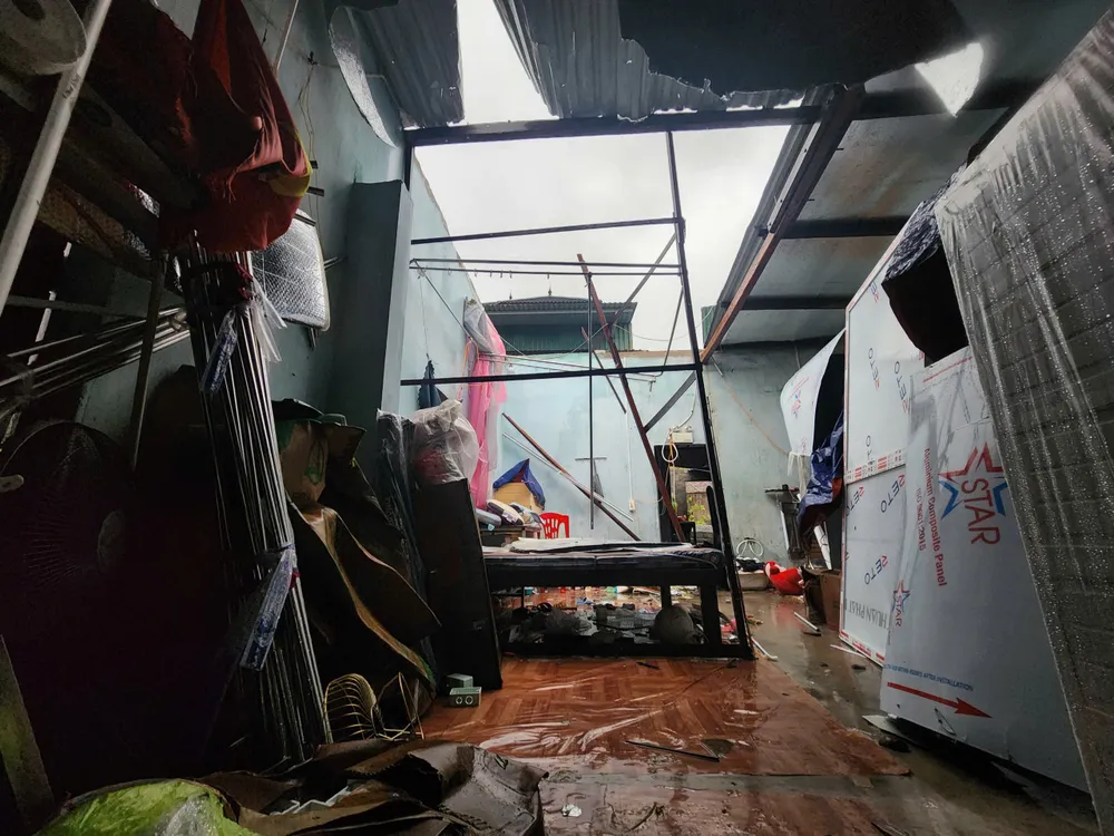 Nhà dân tại xã Phú Trạch bị tốc mái 1000027668.jpg