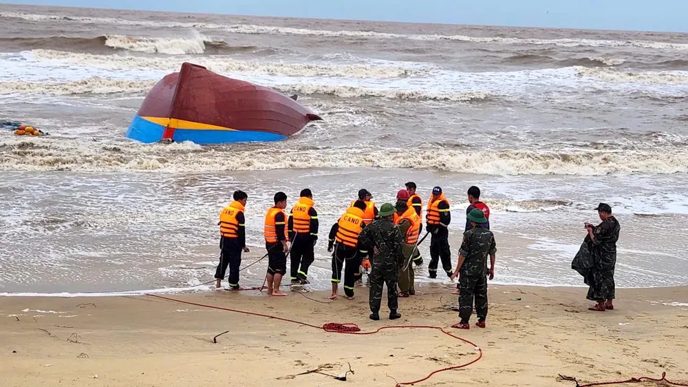 Một trong 2 tàu cá bị chìm trên sông Gianh sau đó phát hiện tại thôn Thanh Hải, xã Bắc Trạch 1000061125.jpg