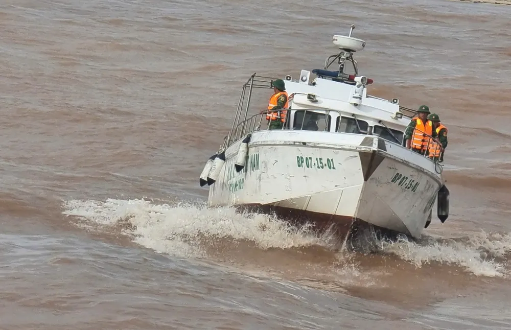 Tàu biên phòng xé nước tìm nạn nhân 1000027750.jpg