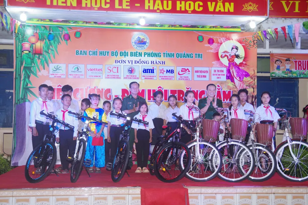 Nhiều suất quà ý nghĩa trao tặng đến các em học sinh 1000027818.jpg