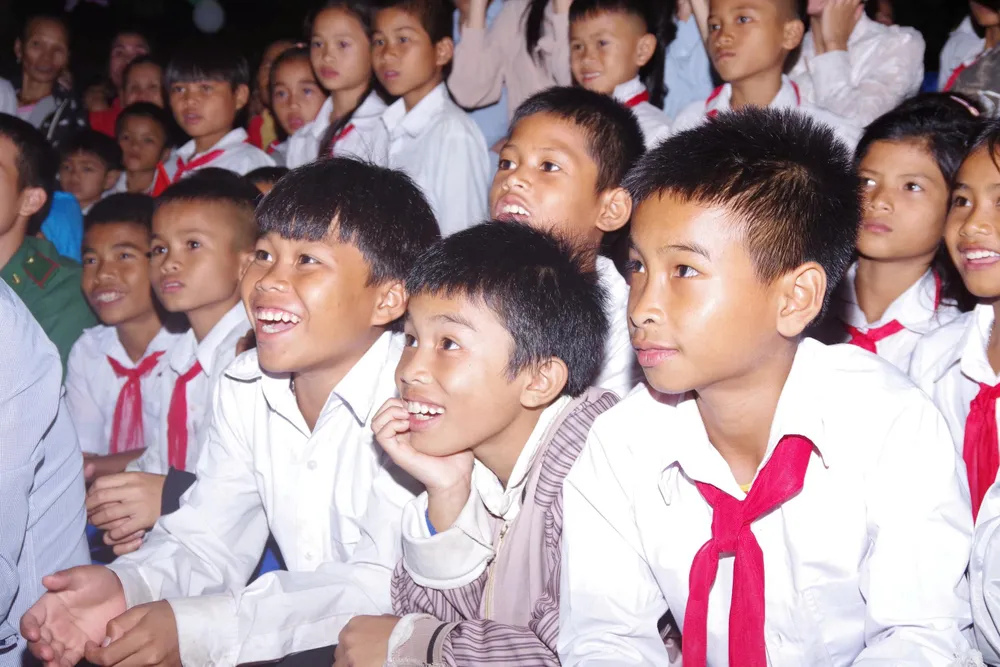 Học sinh biên giới mừng vui xem văn nghệ 1000027819.jpg