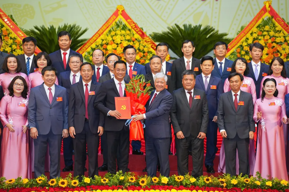 Đồng chí Đỗ Văn Chiến tặng hoa chúc mừng Bí thư Tỉnh ủy Quảng Trị Lê Ngọc Quang 1000027852.jpg