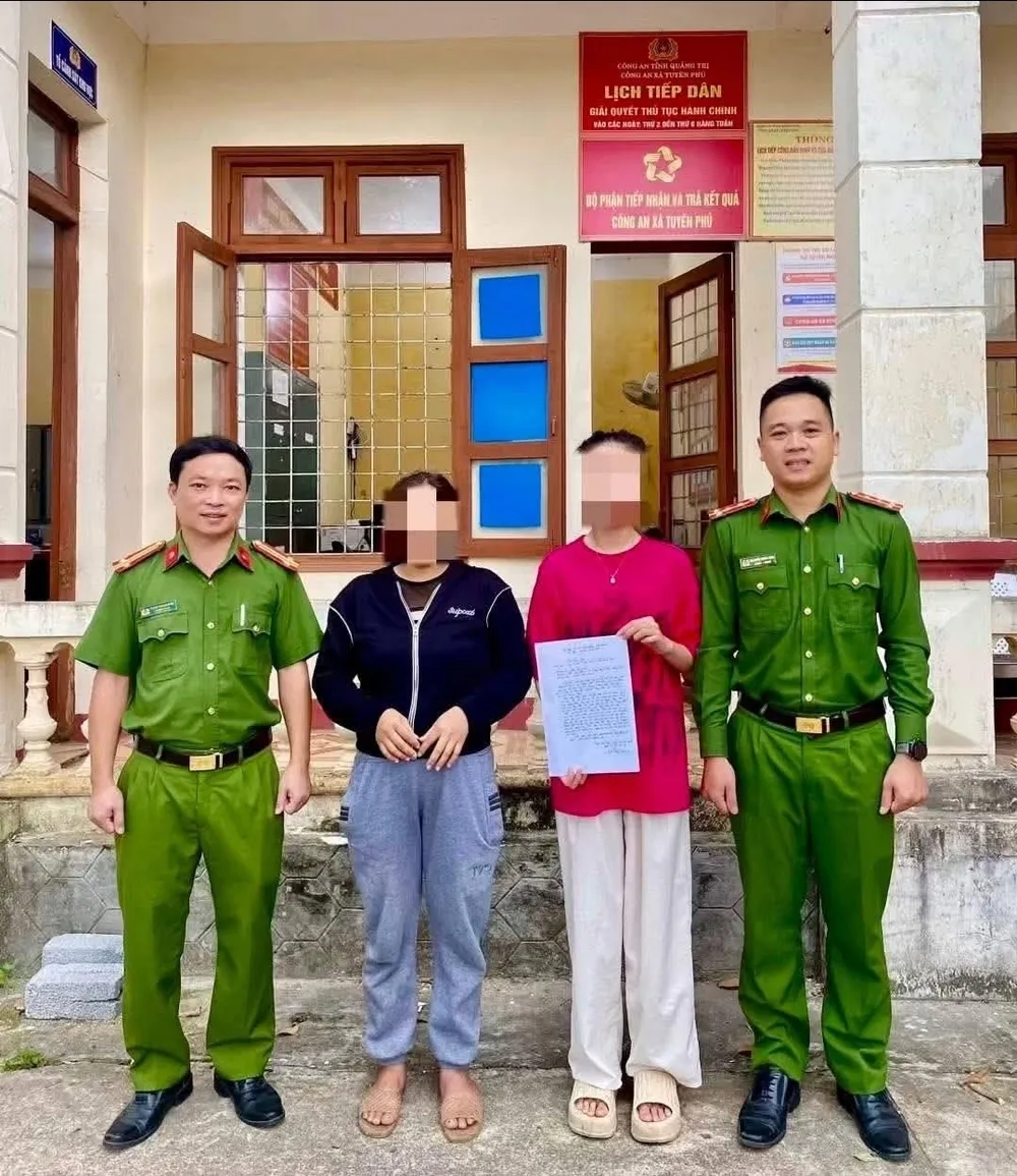 Chị V (áo đỏ) cùng người thân đến công an xã Tuyên Phú cám ơn lực lượng chức năng đã giải cứu thành công 1000027966.jpg