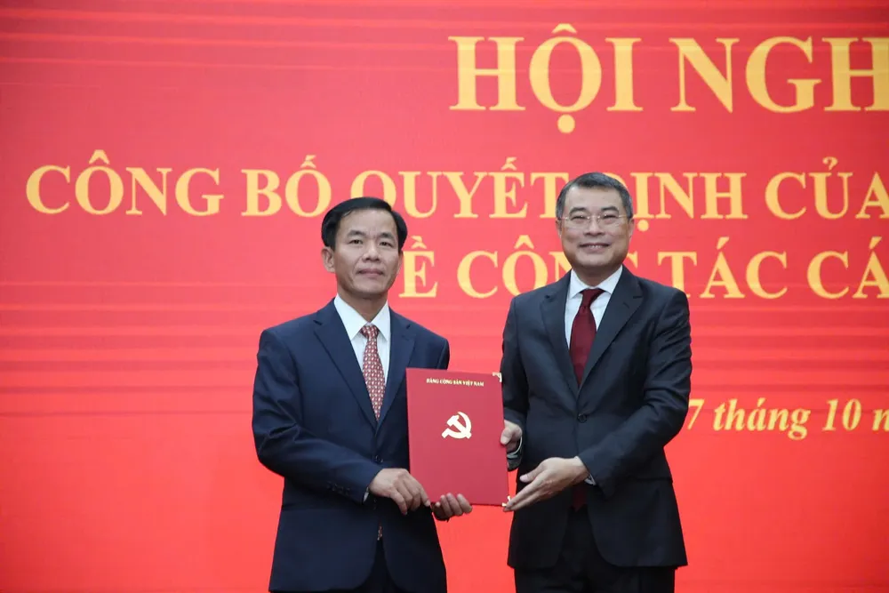 Đồng chí Lê Minh Hưng, Ủy viên Bộ Chính trị, Bí thư Trung ương Đảng, Trưởng Ban Tổ chức Trung ương trao quyết định của Bộ Chính trị đến đồng chí Nguyễn Văn Phương 1000028070.jpg