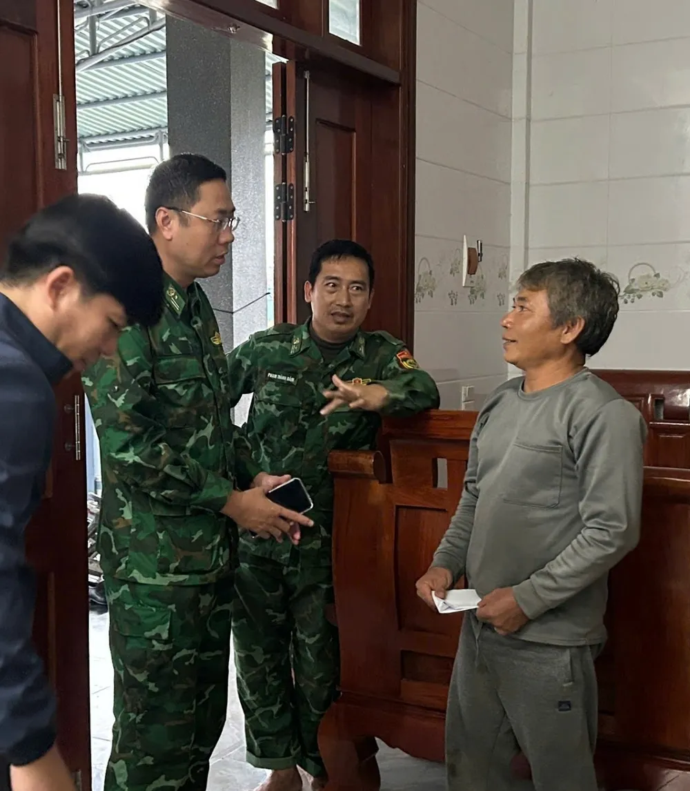 Thăm hỏi thuyền viên thoát chết trong vụ chìm tàu kéo ở xã Cam Hồng 1000028289.jpg