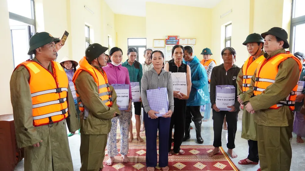 Đoàn công tác ân cần thăm hỏi bà con ở thôn Hữu Tân 1000061792.jpg