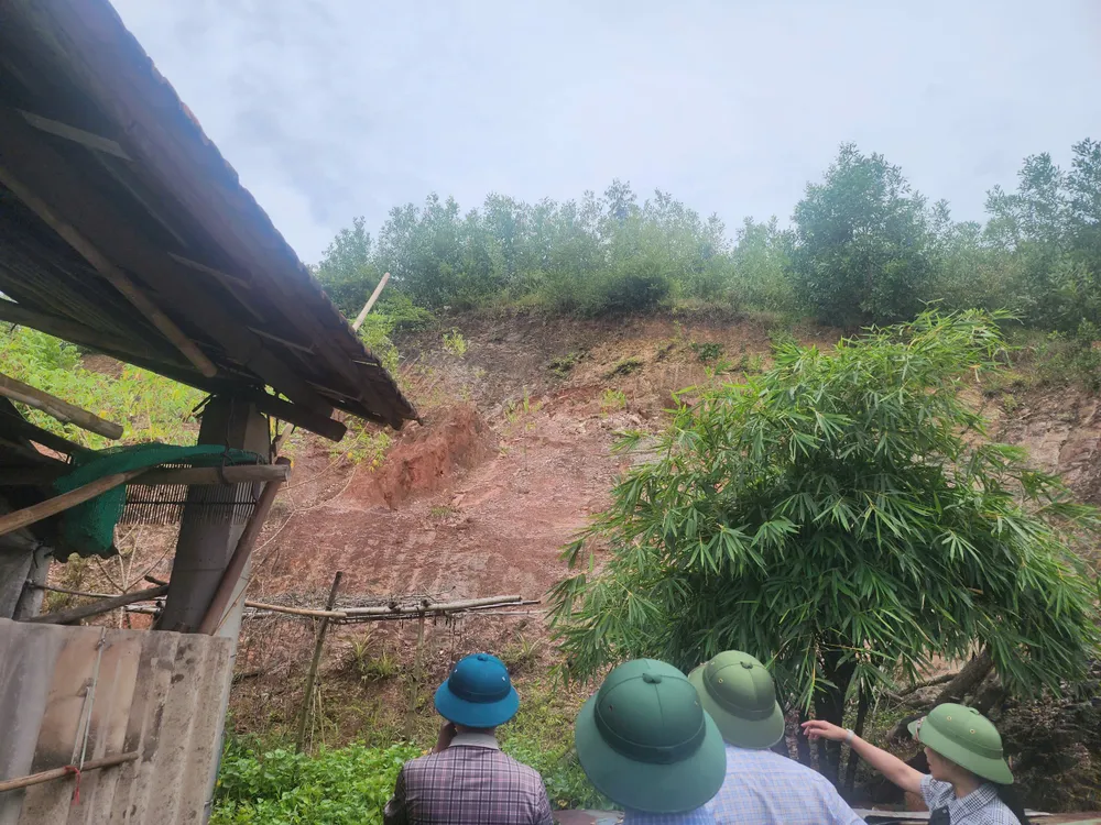 Nhà dân bị uy hiếp 1000061799.jpg