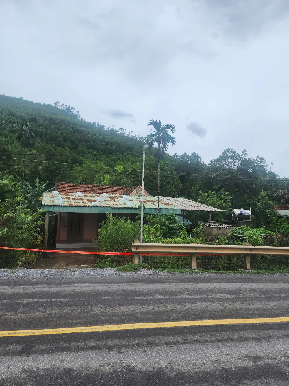 Dây cảnh báo đỏ trước nhà dân cấm vào khu vực tình huống khẩn cấp do nguy hiểm. 1000061802.jpg