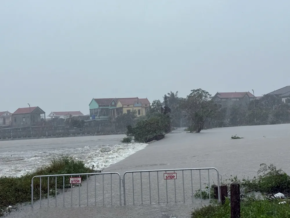 Οι πλημμύρες κατέκλυσαν ολόκληρη την κοινότητα Ναμ Γκιάνχ στη μέση του ποταμού Γκιάνχ. 1000061821.jpg