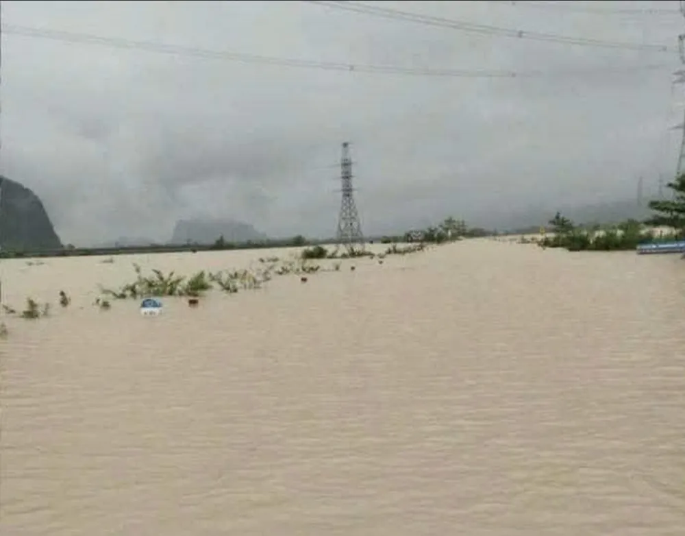 Το τμήμα της Εθνικής Οδού 12Α που διέρχεται από την κοινότητα Tuyen Hoa έχει πλημμυρίσει. 1000061830.jpg