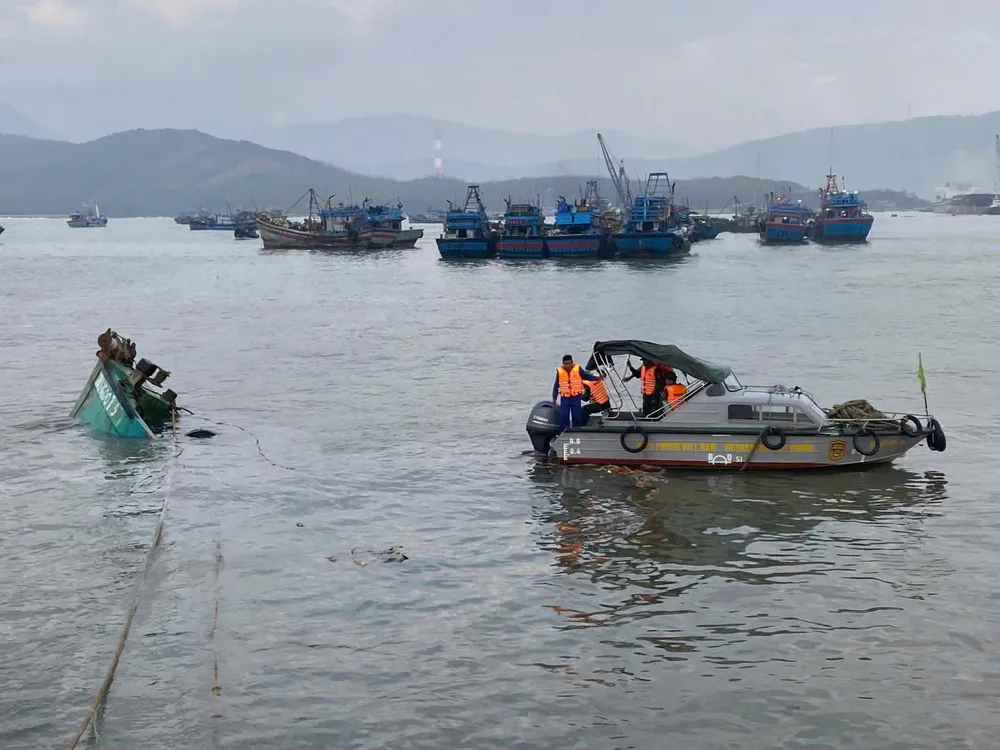 Barco pesquero se hundió a 500 metros de la isla Hon La 1000029424.jpg