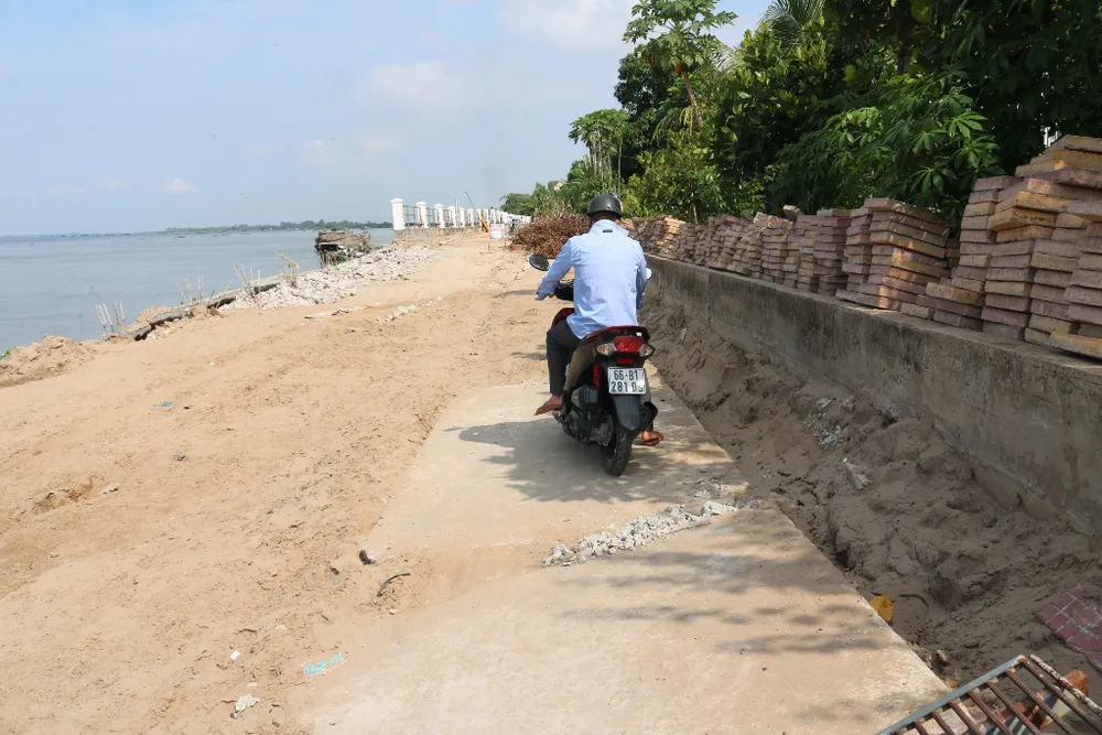 Đồng Tháp: Kè chống xói lở liên tục... sạt lở ảnh 2 Đồng Tháp: Kè chống xói lở liên tục... sạt lở ảnh 2