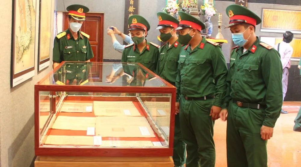 Vĩnh Long khai mạc trưng bày chuyên đề Từ Long Hồ dinh đến tỉnh Vĩnh Long ngày nay ảnh 1 Vĩnh Long khai mạc trưng bày chuyên đề Từ Long Hồ dinh đến tỉnh Vĩnh Long ngày nay ảnh 1
