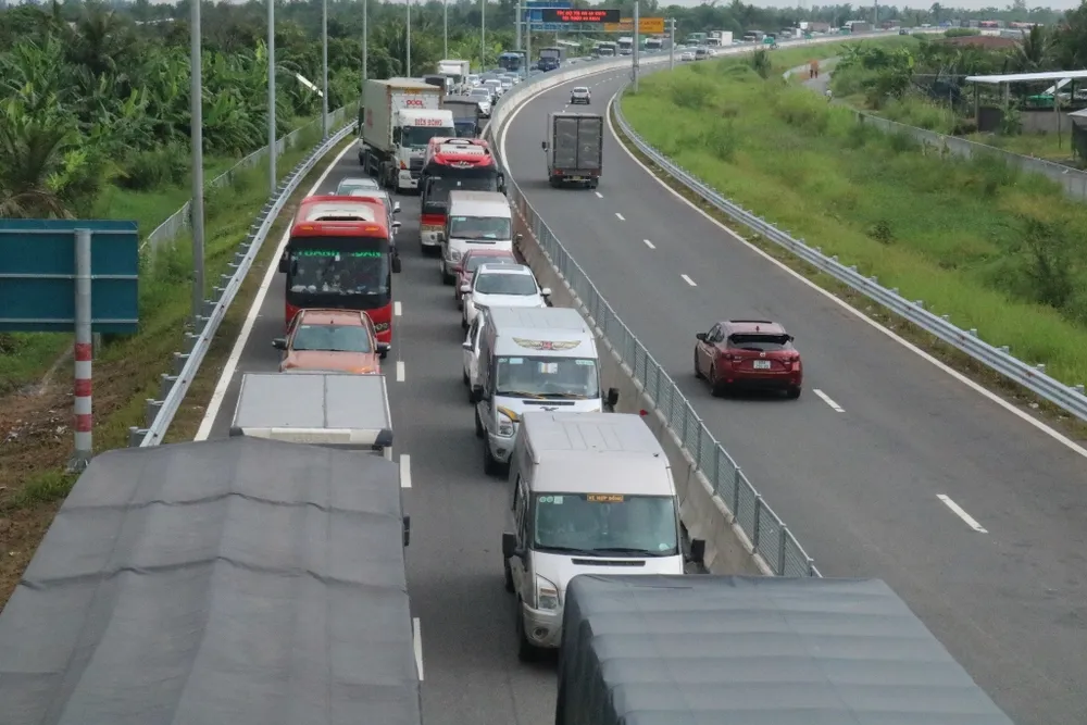 Kẹt xe nghiêm trọng tại cầu Rạch Miễu ảnh 5 Kẹt xe nghiêm trọng tại cầu Rạch Miễu ảnh 5