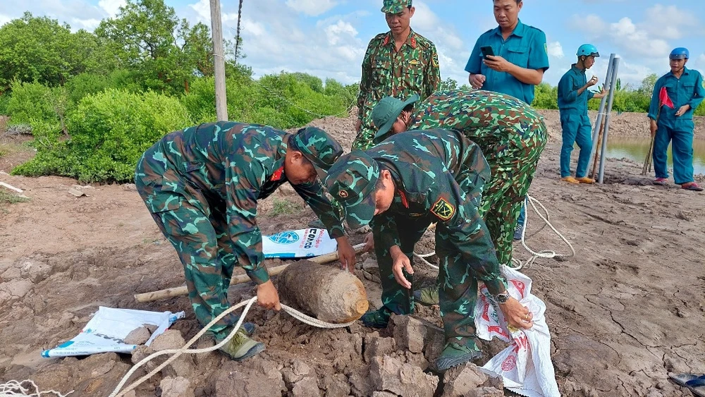 Đào vuông tôm, phát hiện bom 112kg còn ngòi nổ