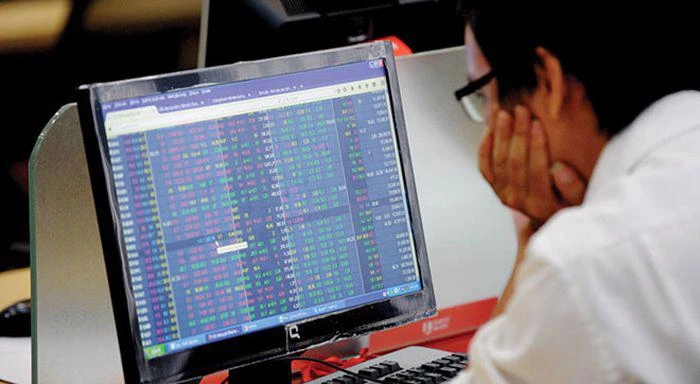 ‘Gục ngã’ trên mốc 1.300 điểm, VN Index quay đầu giảm mạnh