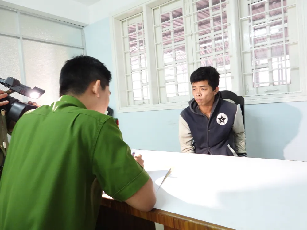 Lê Công Bình tại Cơ quan điều tra Công an TP. Đà Nẵng. Ảnh: CAĐN