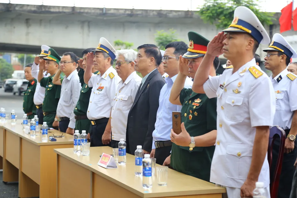 Những người đồng đội, thân nhân dâng hương tưởng nhớ các liệt sĩ đã hy sinh. Ảnh: PHẠM NGA