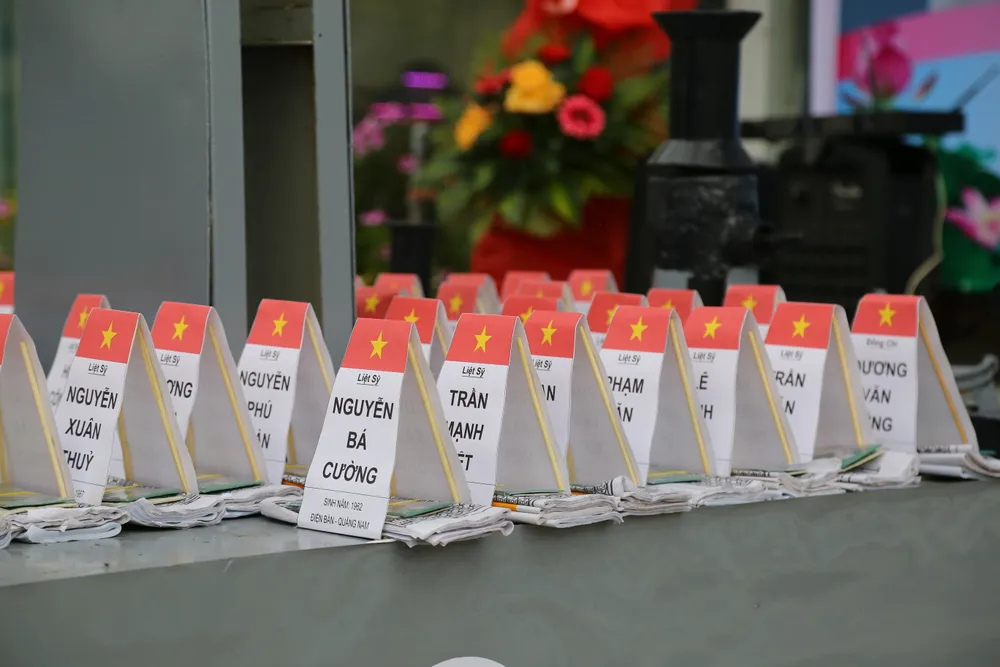 Chia sẻ tại buổi lễ, Đại tá Hoàng Duy Lập - nguyên Chỉ huy trưởng Trung đoàn 83 xúc động kể lại từng kỷ niệm với các đồng đội Gạc Ma năm ấy: &quot;Những liệt sĩ hy sinh đều là đồng đội, bạn bè của tôi. Vì bảo vệ tổ quốc có những người đã ngã xuống khi tuổi chỉ vừa đôi mươi, sự hy sinh của họ là niềm tiếc thương cũng là niềm tự hào của dân tộc, là tấm gương gợi nhớ cho thế hệ mai sau.&quot; Ảnh: PHẠM NGA