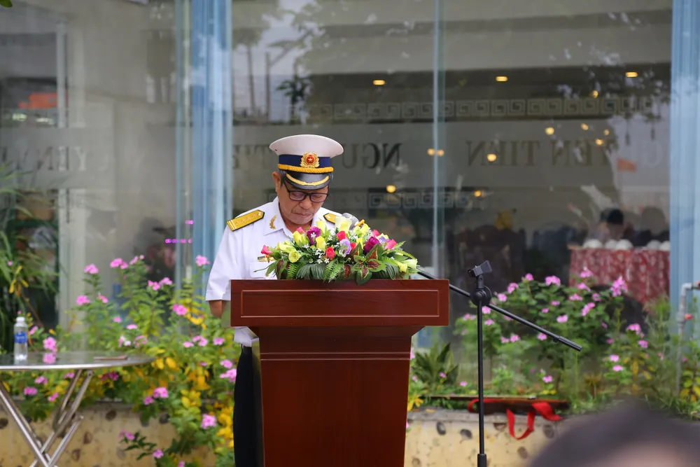 Chia sẻ tại buổi lễ, Đại tá Hoàng Duy Lập - nguyên Chỉ huy trưởng Trung đoàn 83 xúc động kể lại từng kỷ niệm với các đồng đội Gạc Ma năm ấy: &quot;Những liệt sĩ hy sinh đều là đồng đội, bạn bè của tôi. Vì bảo vệ tổ quốc có những người đã ngã xuống khi tuổi chỉ vừa đôi mươi, sự hy sinh của họ là niềm tiếc thương cũng là niềm tự hào của dân tộc, là tấm gương gợi nhớ cho thế hệ mai sau.&quot; Ảnh: PHẠM NGA