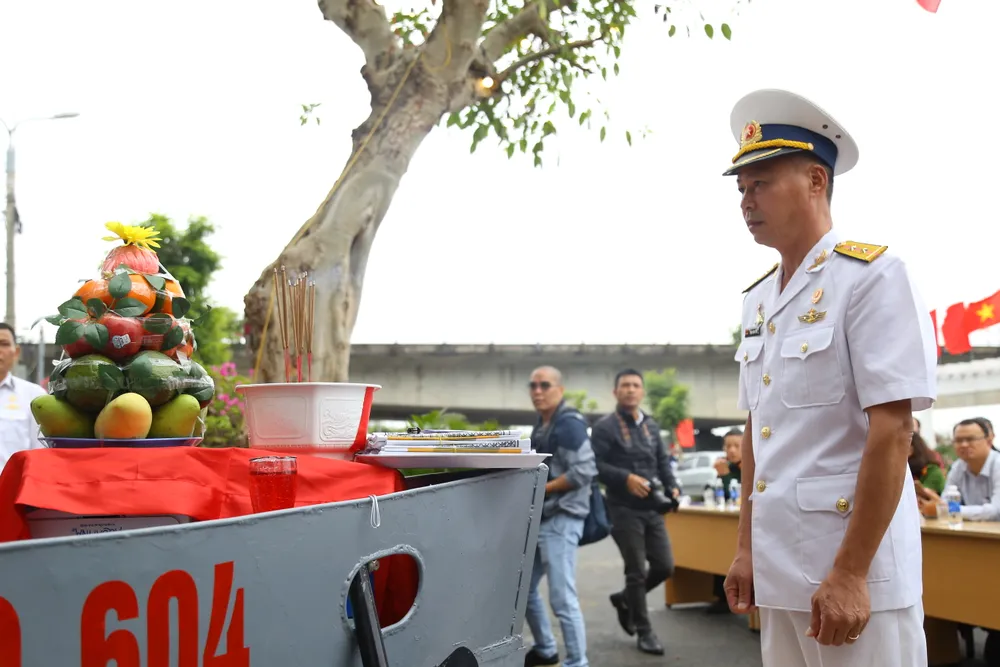 Một cựu binh xúc động trước bài vị của các liệt sĩ. Ảnh: PHẠM NGA