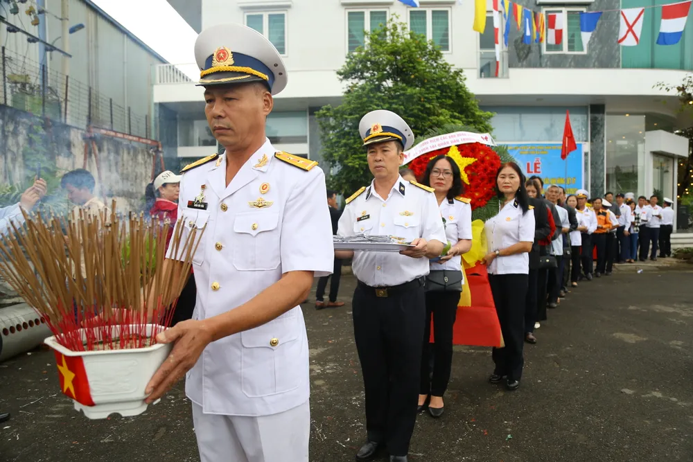 Lễ dâng hương trang nghiêm, thành kính. Ảnh: PHẠM NGA