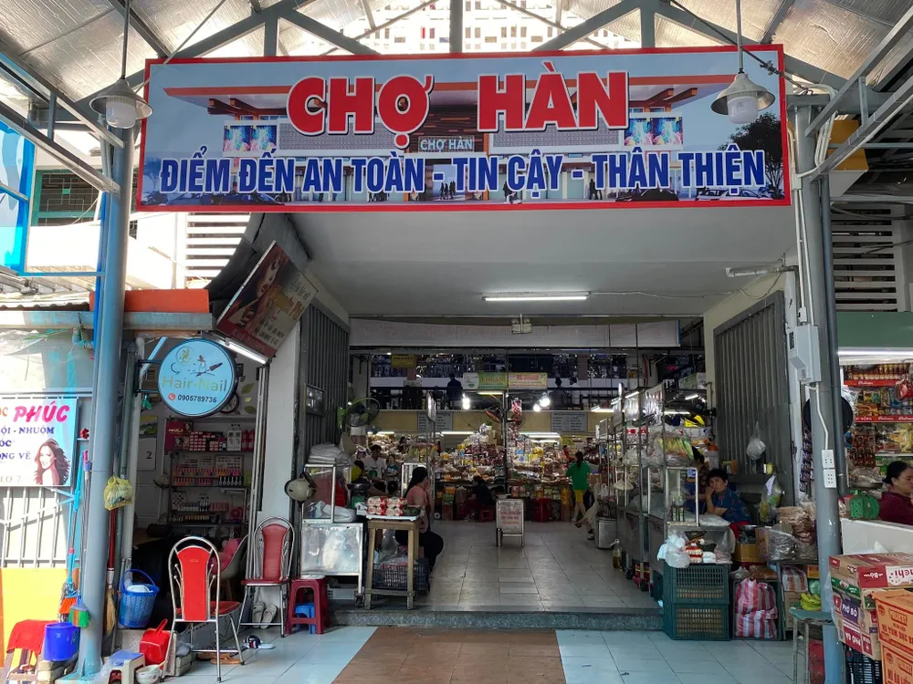 Hơn 30 năm hoạt động, chợ Hàn đã nhiều lần được nâng cấp sửa chữa. Tuy nhiên do trước đây nguồn kinh phí còn hạn hẹp nên việc sửa chữa không đem lại hiệu quả cao. Ảnh: PHẠM NGA