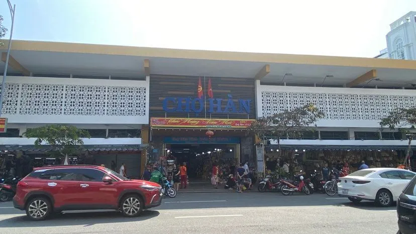 Ngày 6-9-2022 công trình nâng cấp chợ hàn được khởi công xây dựng với 6 hạng mục: tháo dỡ, cải tạo nhà lồng chính, xây mới nhà Ban quản lý, hệ thống điện, xây mới nhà hàng cá, nhà lồng phụ, cổng chào, hệ thống cấp thoát nước. Ảnh: PHẠM NGA