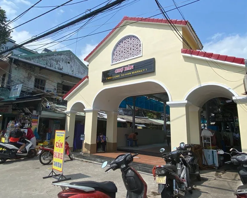 &quot;Đặc biệt, chủ trương chỉnh trang lại cổng chợ ở đường Bạch Đằng đi vào là rất kịp thời, rất phù hợp và phát huy được hiệu quả trong sự đầu tư&quot;, ông Đức chia sẻ