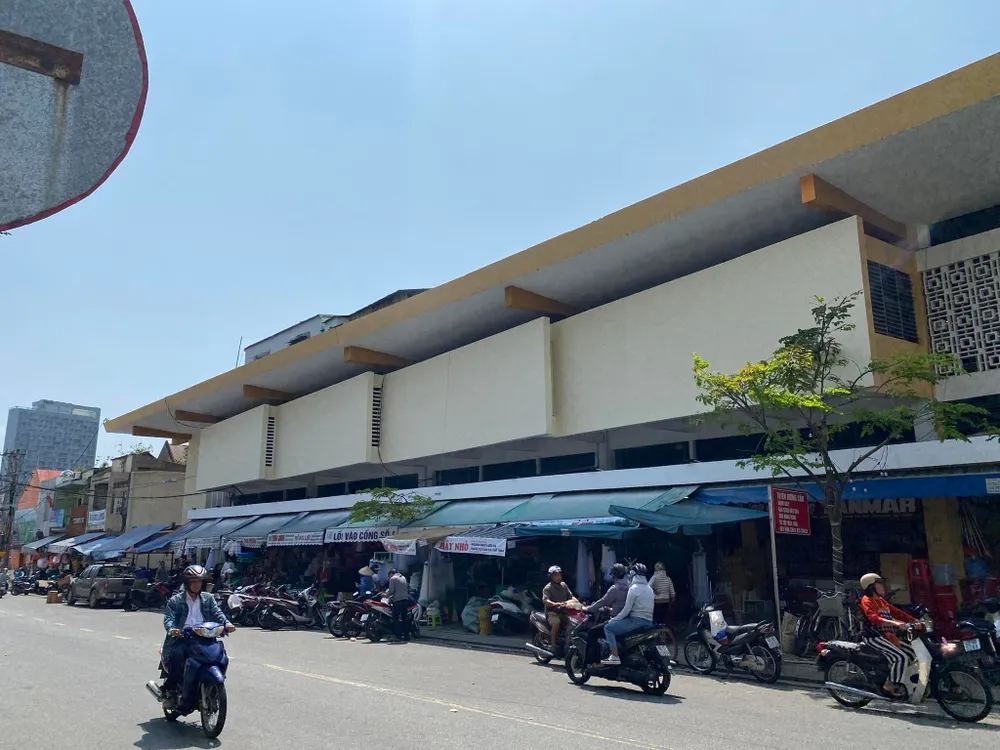 Hai mặt chợ Hàn được sơn mới hoàn toàn sau khi nâng cấp. Ảnh: PHẠM NGA