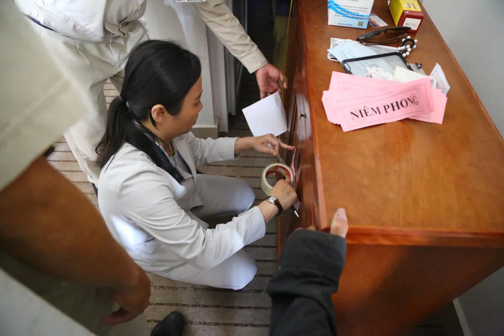 Đối với những căn hộ không có mặt chủ hộ, cơ quan chức năng tiến hành cưỡng chế thu hồi dưới sự chứng kiến của của tổ dân phố, ban quản lý chung cư và các hộ dân xung quanh.